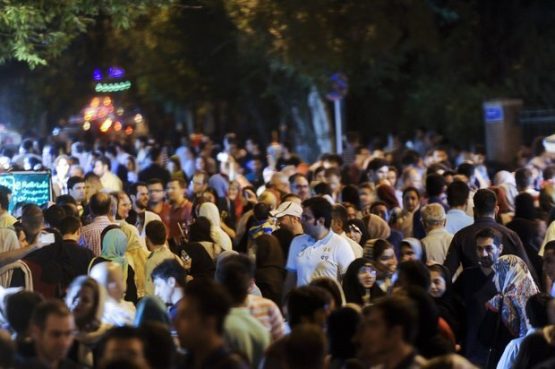 بررسی توزیع سواد در خانوارهای ایرانی نیز نشان می‌دهد ۹.۲ درصد مردم بی سوادند و ۲.۲ درصد هم سواد خواندن و نوشتن دارند؛ ۲۱ درصد مردم در تحصیلات ابتدایی مانده‌اند ولی ۴۳.۶ درصد راهنمایی و متوسطه را به پایان رسانده‌اند؛ ۲۴.۶ درصد از اعضای خانوارهای شهری تحصیلات دانشگاهی دارند.